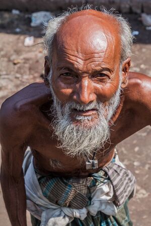 BAGERHAT, BANGLADESH - NOVEMBER 18, 2016: Old man on a bus stand in Bagerhat, Bangladeshのeditorial素材