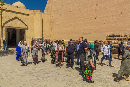 KHIVA, UZBEKISTAN - APRIL 26, 2018: Tourists visit the old town of Khiva, Uzbekistanのeditorial素材