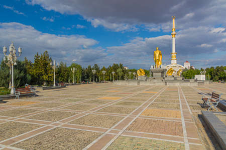 ASHGABAT, TURKMENISTAN - APRIL 17, 2018: Independence monument with Saparmurat Niyazov golden statue in Ashgabat, Turkmenistanのeditorial素材