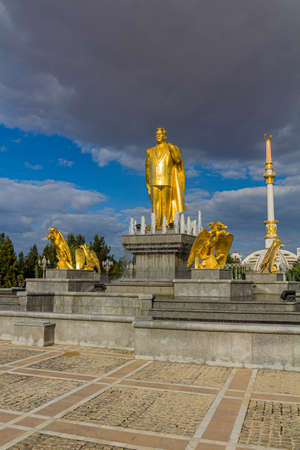 ASHGABAT, TURKMENISTAN - APRIL 17, 2018: Saparmurat Niyazov golden statue in Ashgabat, Turkmenistanのeditorial素材
