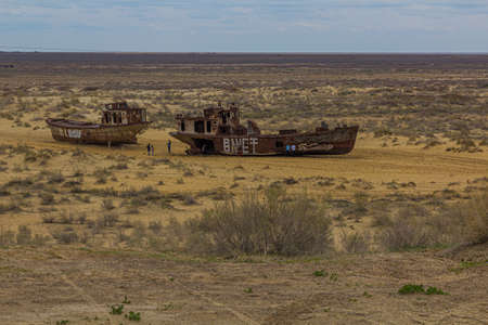 MUYNAQ, UZBEKISTAN - APRIL 22, 2018: People visit the ship graveyard in former Aral sea  port town Moynaq (Moâynoq or Muynak), Uzbekistanのeditorial素材