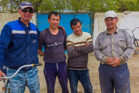 MUYNAQ, UZBEKISTAN - APRIL 22, 2018: Local men in former port town Moynaq (Moâynoq or Muynak), Uzbekistanのeditorial素材