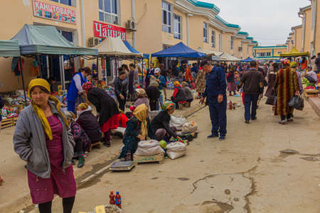 NUKUS, UZBEKISTAN - APRIL 21, 2018: Local people at the bazaar in Nukus, Uzbekistanのeditorial素材