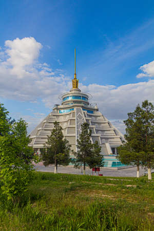 ASHGABAT, TURKMENISTAN - APRIL 17, 2018: Altyn Asyr Shopping Centre in Ashgabat, Turkmenistanのeditorial素材