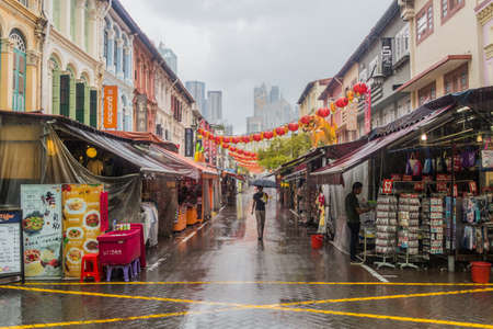 SINGAPORE, SINGAPORE - MARCH 12, 2018: Pagoda street with shopping stalls in the Singapore Chinatownのeditorial素材