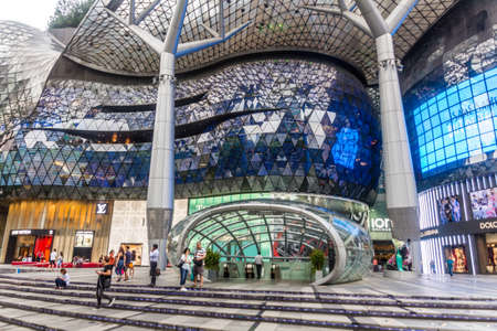 SINGAPORE, SINGAPORE - MARCH 12, 2018: View of ION Orchard Mall in Singaporeのeditorial素材