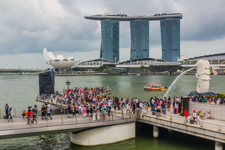 SINGAPORE, SINGAPORE - MARCH 11, 2018: View of  Marina Bay in Singapore, with the Merlion statue.のeditorial素材