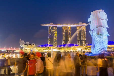 SINGAPORE, SINGAPORE - MARCH 12, 2018: Evening view of  Merlion statue at Marina Bay in Singaporeのeditorial素材