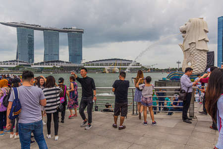 SINGAPORE, SINGAPORE - MARCH 11, 2018: View of  Marina Bay in Singapore, with the Merlion statue.のeditorial素材