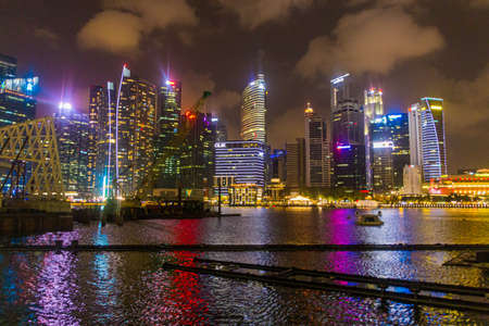 SINGAPORE, SINGAPORE - MARCH 11, 2018: Night view of the Marina Bay skyline in Singaporeのeditorial素材