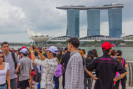 SINGAPORE, SINGAPORE - MARCH 11, 2018: People visit Marina Bay in Singaporeのeditorial素材