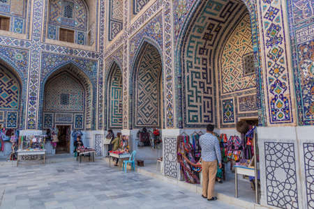 SAMARKAND, UZBEKISTAN: APRIL 28, 2018: Souvenir stalls at the courtyard of Ulugh Beg Madrasa in Samarkand, Uzbekistanのeditorial素材