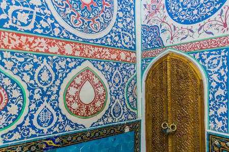 SAMARKAND, UZBEKISTAN: APRIL 27, 2018: Interior of one of the mausoleums of Shah-i-Zinda necropolis  in Samarkand, Uzbekistanのeditorial素材