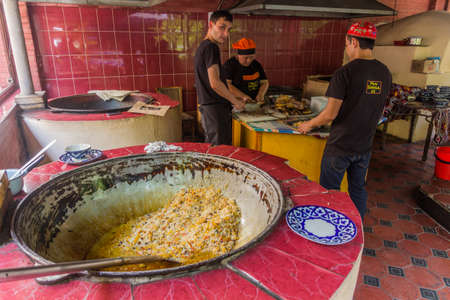 TASHKENT, UZBEKISTAN - MAY 3, 2018: Cooking of plov in the Kazan cauldron at the Central Asian Plov Centre, Tashkent, Uzbekistanのeditorial素材