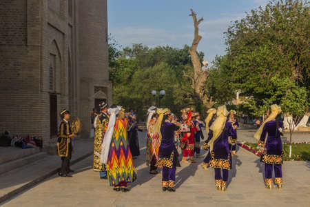 BUKHARA, UZBEKISTAN - APRIL 30, 2018: Dancers wearing traditional dress in the center of Bukhara, Uzbekistanのeditorial素材
