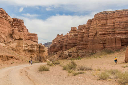 SHARYN, KAZAKHSTAN - JULY 28, 2018: Tourists visit Sharyn canyon in Kazakhstanのeditorial素材