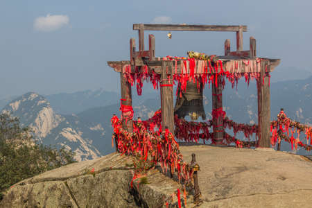 Big bell at Hua Shan mountain in Shaanxi province, Chinaのeditorial素材