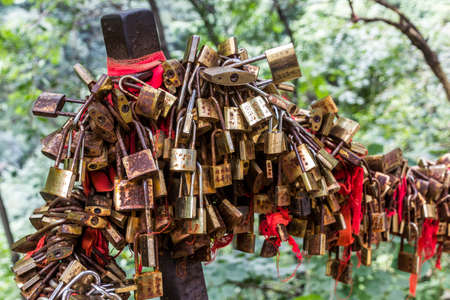 HUA SHAN, CHINA - AUGUST 4, 2018: Various locks at the railing of the stairs leading to the peaks of Hua Shan mountain, Chinaのeditorial素材