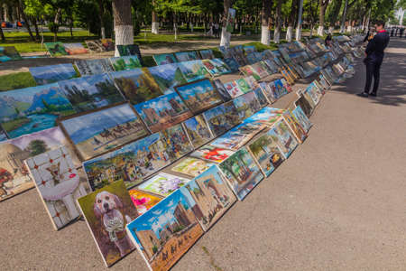 TASHKENT, UZBEKISTAN - MAY 3, 2018: Painting market in a park in the center of Tashkent, Uzbekistanのeditorial素材