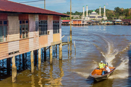BANDAR SERI BEGAWAN, BRUNEI - FEBRUARY 27, 2018: Boats on Brunei river in front of Duli Pengiran Muda Mahkota Pengiran Muda Haji Al-Muhtadee Billah Mosque in Bandar Seri Begawan, capital of Bruneiのeditorial素材