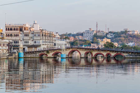 Chandpole Bridge over Pichola lake in Udaipur, Rajasthan state, Indiaのeditorial素材
