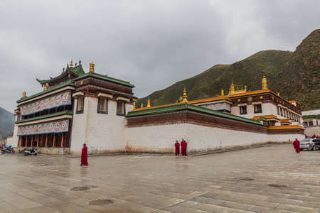 XIAHE, CHINA - AUGUST 25, 2018: Buddhist monks at Labrang Monastery in Xiahe town, Gansu province, Chinaのeditorial素材