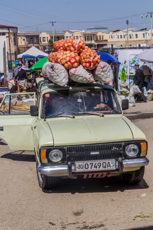 SAMARKAND, UZBEKISTAN: APRIL 27, 2018: Onion loaded car at the Siyob (Siab) Bazaar in Samarkand, Uzbekistanのeditorial素材