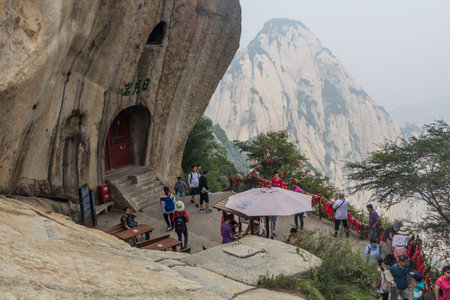 HUA SHAN, CHINA - AUGUST 4, 2018: People at a viewpoint from the peaks of Hua Shan mountain in Shaanxi province, Chinaのeditorial素材