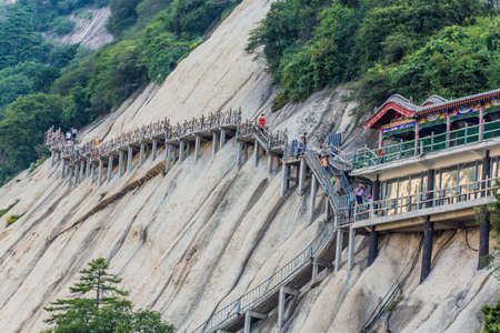 HUA SHAN, CHINA - AUGUST 4, 2018: People at stairs at the Hua Shan mountain in Shaanxi province, Chinaのeditorial素材