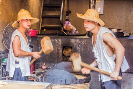 XI'AN, CHINA - AUGUST 5, 2018: Candy makers in the Muslim Quarter of Xi'an, Chinaのeditorial素材