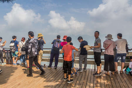 HUA SHAN, CHINA - AUGUST 4, 2018: People at a viewpoint at Hua Shan mountain in Shaanxi province, Chinaのeditorial素材