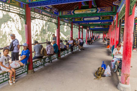 HUA SHAN, CHINA - AUGUST 4, 2018: People at a viewpoint at the Hua Shan mountain in Shaanxi province, Chinaのeditorial素材