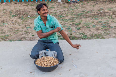 BUNDI, INDIA - FEBRUARY 16, 2017: Peanut seller on a platform of a small railway station near Bundi, Rajasthan state, Indiaのeditorial素材