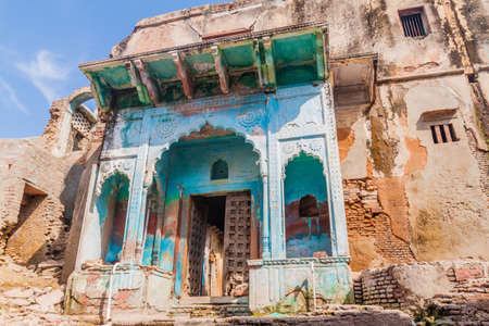 Crumbling house in Vrindavan, Uttar Pradesh state, Indiaのeditorial素材