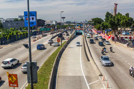 KUALA LUMPUR, MALAYSIA - MARCH 14, 2018: Traffic on Ampang-Kuala Lumpur Elevated Highwayのeditorial素材