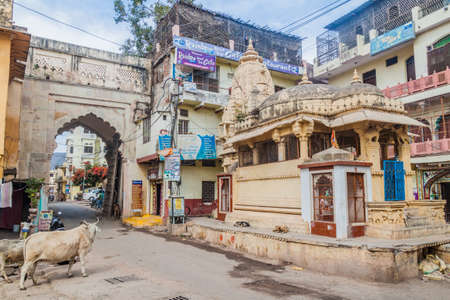 BUNDI, INDIA - FEBRUARY 16, 2017: Gate and a small temple in the center of Bundi, Rajasthan state, Indiaのeditorial素材