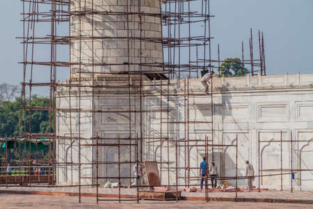 AGRA, INDIA - FEBRUARY 19, 2017: Workers renovating a minaret of Taj Mahal  in Agra, Indiaのeditorial素材