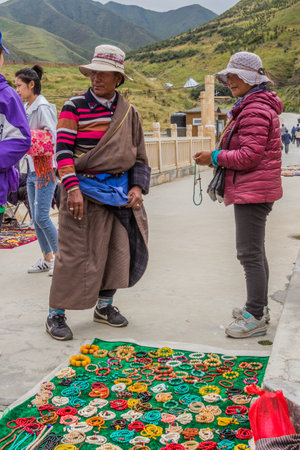 XIAHE, CHINA - AUGUST 25, 2018: Neclace sellers in Xiahe town, Gansu province, Chinaのeditorial素材