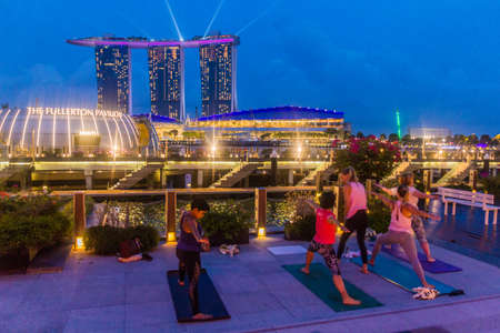 SINGAPORE, SINGAPORE - MARCH 12, 2018: Evening view of  people exercising in Marina Bay, Singaporeのeditorial素材
