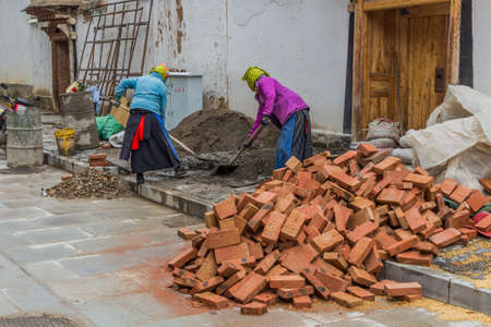 XIAHE, CHINA - AUGUST 25, 2018: Construction workers in Xiahe town, Gansu province, Chinaのeditorial素材