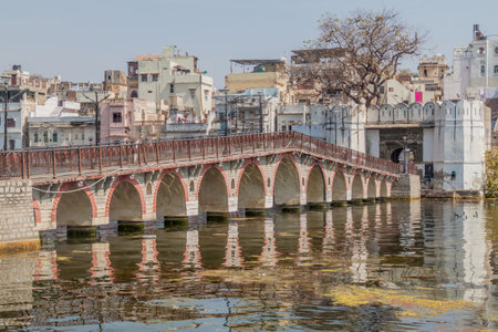 Daiji Bridge over Pichola lake in Udaipur, Rajasthan state, Indiaのeditorial素材