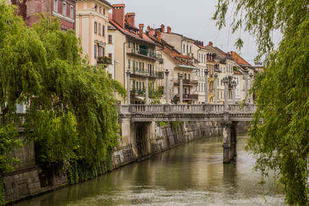 Riverside buildings and the Cobblers bridge in Ljubljana, Sloveniaのeditorial素材