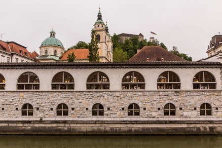Plecnik arcade market building and Ljubljanica river in Ljubljana, Sloveniaのeditorial素材