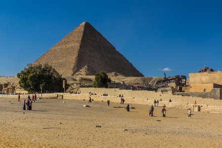 CAIRO, EGYPT - JANUARY 28, 2019: Tourists in front of the Great Pyramid of Gizaのeditorial素材