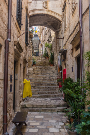 Narrow alley in Dubrovnik, Croatiaのeditorial素材