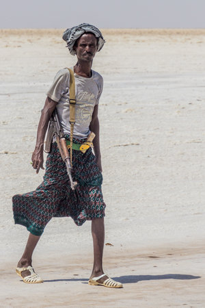 DANAKIL, ETHIOPIA - MARCH 24, 2019: Armed Afar guard at a salt flat in the Danakil depression, Ethiopia.のeditorial素材