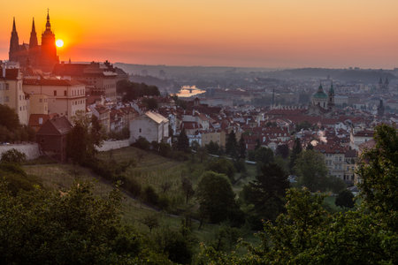 Early morning view of St. Vitus cathedral and the Lesser Side in Prague, Czech Republicの写真素材