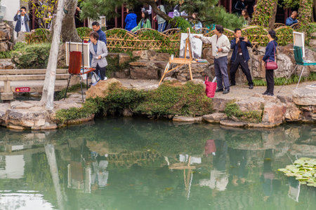 SUZHOU, CHINA - OCTOBER 26, 2019: Painters in the Master of the Nets Garden in Suzhou, Jiangsu province, Chinaのeditorial素材