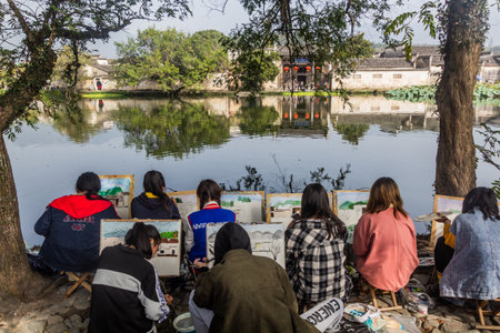 HONGCUN, CHINA - OCTOBER 29, 2019: Painters at the South lake in Hongcun village, Anhui province, Chinaのeditorial素材