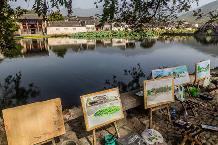 HONGCUN, CHINA - OCTOBER 29, 2019: Painters at the South lake in Hongcun village, Anhui province, Chinaのeditorial素材